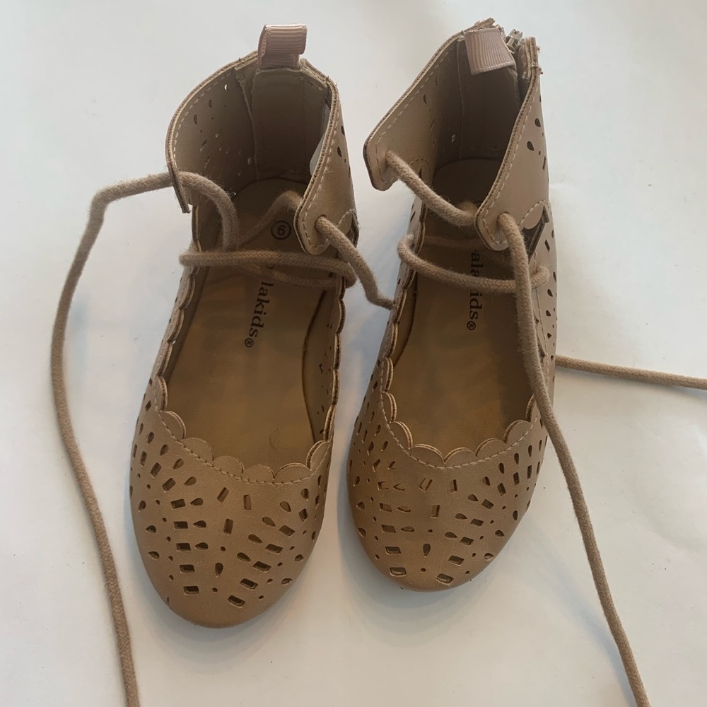 Tan toddlers dress shoe size 6